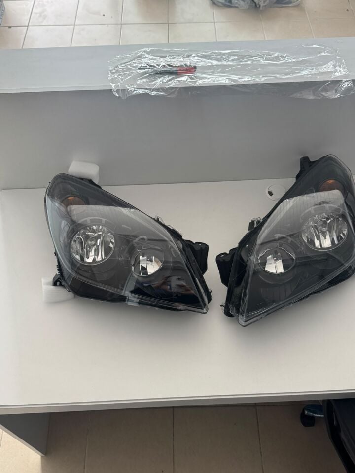 Opel Astra H Sağ Sol Far Siyah Zeminli